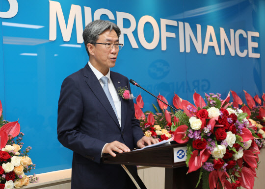 이동빈 수협은행장이 미얀마의 수도 네피도에서 '수협 마이크로 파이낸싱 미얀마' 설립 기념식에서 기념사를 하고 있다.(사진=Sh수협은행)